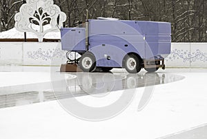 Ice preparation at the rink between sessions in the evening outdoors / Polished ice ready for match/