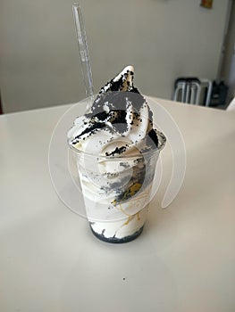 Ice ream sunday with cookies and cream