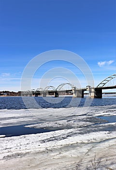 Ice release at BergnÃÂ¤sbron in LuleÃÂ¥