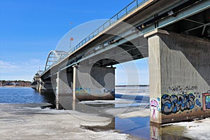Ice release at BergnÃÂ¤sbron in LuleÃÂ¥
