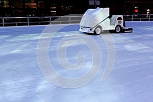 Ice resurfacing machine