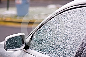 Un la neve sul auto 