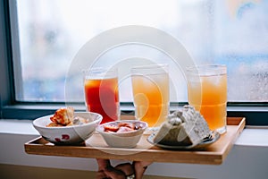 Ice tea and food on the table in coffee shop.