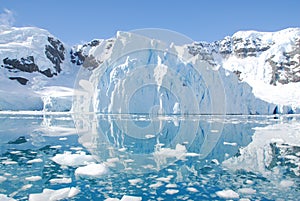 Ľadovec z pobrežie z antarktída 