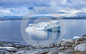 Glaciar la nieve montanas azul glaciar punto Antártida 