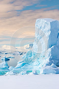 Glaciar sobre el atardecer en bahía Antártida 