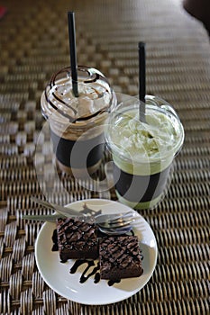 Iced coffee ice tree and chocolate cake.