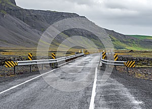Icelandic one-way bridge