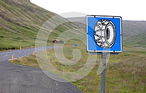 Icelandic traffic sign indicating that snow chains are required