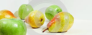 Icometric view of pears and apples in sunlight.