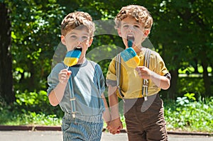 Identical twins with lollipops