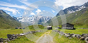 Idyllische Berglandschaft mit Blick zum Scalettagletscher, Dischmatal bei Davos, PrÃÂ¤ttigau GraubÃÂ¼nden photo