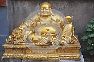 If you come to the Buddha statue of Buddha Buddha, Sakyamuni Buddha smiles face gold and silver jewelry