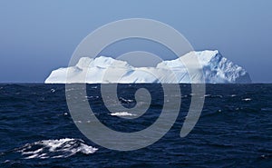 IJsberg op volle zee Zuidelijke Atlantische Oceaan; Iceberg in t photo