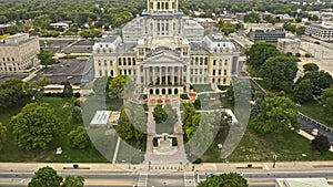 Illinois State Capitol revealed through slow camera uptilt
