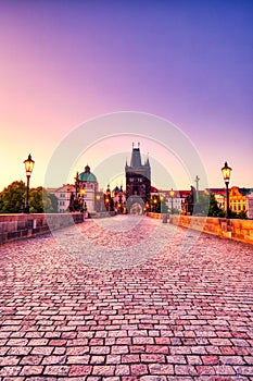 Illuminato ponte sul crepuscolo Praga 