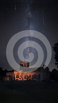 Iluminado iglesia lácteos forma noche el cielo durante perseida 