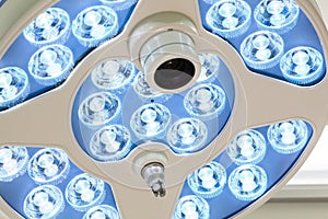 Illuminated surgical lamp