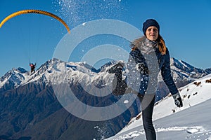 Imagen de atractivo mujer joven lanzar bola de nieve 