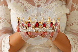 Immagine da bellissimo signora bianco pizzo vestiti possesso diamante corona. fantasia medievale periodo 