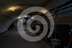 Chain conveyor for wine bottles