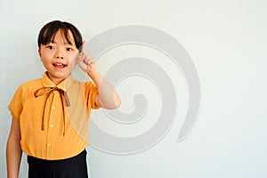 Image/Creative/Girl thumbs up for yellow shirts.