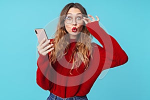 Image of delighted nice woman using cellphone and making kiss lips