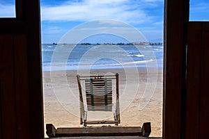 Aus tropisch Strand durch Strand Hütte tür 