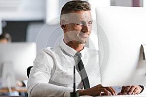 Image of european businesslike man 30s wearing white shirt and t