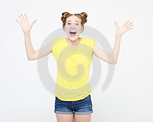 Obraz z vzrušený ječivé mladá žena stojící přes bílý 