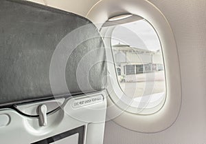 image of fasten seat belt while seated sign.