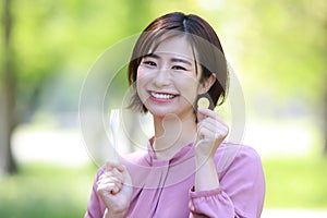 Female employee with 500 yen coin and fork