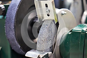 Grinding wheel grinding machine