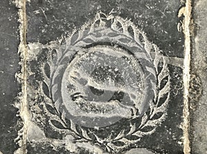 Image of a heir with a laurel wreath on a tomb
