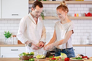 Imagen de carinoso cocinando verduras en La cocina 