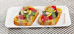Image of sandwich with canned tuna and vegetables