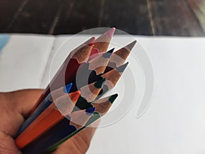 A image of set of color pencils.