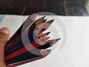 A image of set of color pencils.