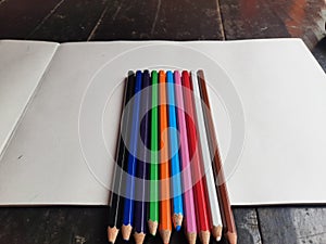 A image of set of color pencils.