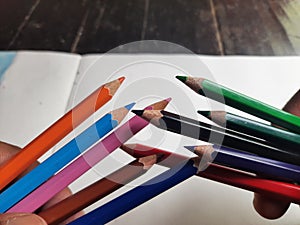 A image of set of color pencils.