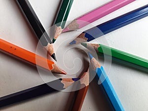 A image of set of color pencils.