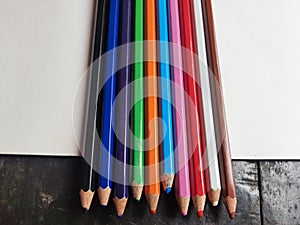 A image of set of color pencils.