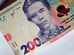 The image shows a 200 UAH bill with the central portrait area