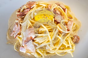 Image of spagueti carbonara in Peruvian restaurant.