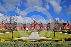 Hermoso bodegas de vino el edificio externo campo gratis vino saboreo o visita turística en el valle sur 