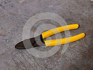 Image of used and rusty cable cutter.