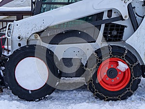 The image of the wheels with put on snow chains