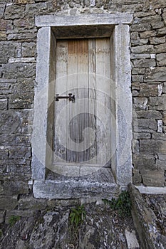 Obraz z drevený vstup dvere na obytný budova antický 