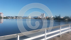 Imagem da Lagoa do ViolÃ£o - Cidade de Torres, Rio Grande do Sul. CÃ©u azul e ponte.