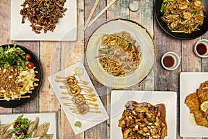 Imagen top view of udon noodles with prawns, wok-sautÃÂ©ed vegetables, photo